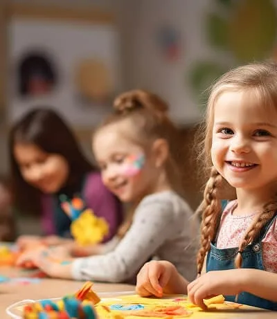 Kinder bei einer Aktivität am Tisch
